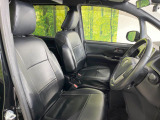 【シートカバー装着車】運転席まわりには十分なスペースがあり、大柄な方でもゆったり運転していただける環境です。