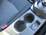 運転席助手席で使用できるドリンクホルダーです。