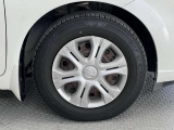 【純正ホイールキャップ装備】純正なのでバチっと決まっていてかっこいいですね☆