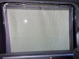 【ロールシェード】日差しや車外からの光が眩しいときにサッと引き出して使える、ロール格納タイプのサンシェードを装備。後席に乗ったお子様がウトウトしだした時など、ぜひご活用ください♪