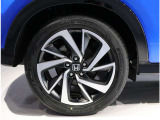 足もとをシャープに引き締める、HONDA純正アルミホイール付きのお車でございます。