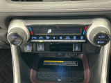 【左右独立オートエアコン】左右席で独立温度コントロールが可能です。運転席はキンキンに冷やして助手席はマイルドにと言った設定が可能です☆暑さ寒さでケンカすることもなくなりますね♪
