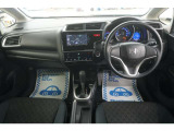 運転にかかわる様々な操作を安全に行えるように視点移動が少なく、操作性に配慮されたスイッチ類が凝縮されたコクピットです。