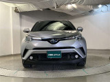 お車購入のポイントとなるフロントマスクです!シャープな目つきが印象的なデザインのヘッドランプです。