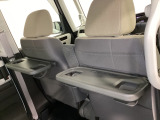 運転席・助手席の背もたれには、2列目シート用にカップホルダー付きの「格納式のシートバックテーブル」を装備しています。休憩時のちょっとした時間などカップを置いたり、小物置きに使えて便利です。