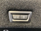オートマチック・テールゲート・オペレーション  電動オープン、クローズ機能を備えたテールゲートはリモートコントロールキーのボタンの操作、テールゲートのボタンにより開閉が可能です。