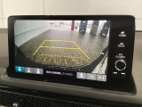 リバースギアに入れるだけで後方の表示へ切り替わります。夜間や雨の日の駐車も楽になりますよ。