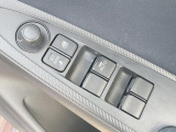 【電動格納ミラー】サイドミラーは電動格納式となっており、狭い駐車場でもキズがつくリスクを抑えられます。