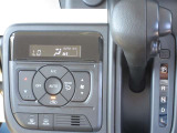 オートエアコンなので簡単に車内の温度調節ができます!