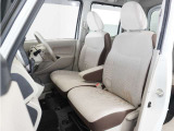 運転席と助手席は足元が繋がっているので自由に行き来しやすいので駐車場が狭いときでも助手席側からスムーズに乗り降りできて便利!