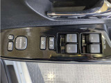 パワーウィンドウのスイッチですよ。 運転席に居ながら窓を開け閉めのコントロールできますよ。 ロック機能で、子供がイタズラして窓を開けるという事も無くなりますよ。