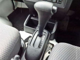 こちらのシフトは、車両にマッチしたデザインになっています!握りやすく、操作し易い配置になっていますので、いつも触れるシフトだからこそ、大切ですね!