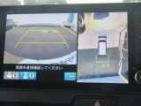 【マルチビューカメラシステム】専用のカメラにより、上から見下ろしたような視点で360度クルマの周囲を確認することができます。縦列駐車や幅寄せ時に大活躍間違いなしの機能