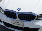 左右のキドニー・グリルの中心にはBMWのエンブレムが鎮座し、個性を放つデザイン性を兼ね備えました。