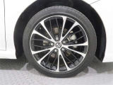 純正アルミホイールが似合ってます。タイヤサイズは235/45R18 です。