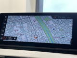 BMWのナビゲーションは操作性も良く、詳細な地図情報と交通状況を見やすく表示し、快適なドライビングをサポートしながら目的地までナビゲートします。