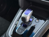 ハイブリッド車特有の小型セレクトノブは軽いタッチでスマートに操作できます!