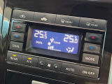 【オートエアコン】一度お好みの温度に設定すれば、車内の温度を検知し風量や温度を自動で調整。暑い&hellip;寒い&hellip;と何度もスイッチ操作をする必要はありません。快適な車内空間には必須の機能ですね♪