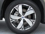 スバル純正18インチアルミホイール。 タイヤサイズは225/55R18。