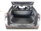荷室の高さを変えられるので、さまざまな形の荷物を載せられます。AC100V/1500Wアクセサリーコンセントも装備しています。