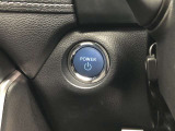 エンジンスタートスイッチです。キーが車内にあれば、エンジンの始動や停止はスイッチを押すだけ!キーを取り出す手間を省き、ワンプッシュで操作できるので簡単でスムーズです。