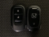 スマートキーを装備しています。鍵を差し込むことなくドアロックの開け閉めと、スタートボタン操作でのエンジンスタートができます。スペアキーも同じものを用意しております。