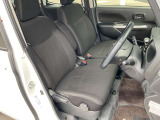 フロントシートにはセンターアームレスト付き、長時間の運転で疲れた腕を乗せてください。