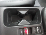 運転席からも助手席からも使いやすい位置にドリンクホルダーを配置しています。