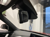 自動防眩機能を備えたルームミラー。ETC車載器を搭載しておりスタイリッシュかつ機能性を兼ね備えております。