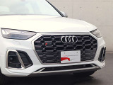 ●一目でAudiとわかる特徴的なシングルフレームグリル・LEDランプ。精悍なフロントマスクからAudiのスマートで上品なブランドを連想させてくれます。女性にも大変ご好評頂いております。