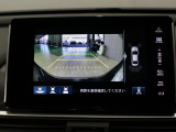 【バックカメラ】シフトを「R」の位置に入れると、自動的に画面がカメラ映像に切り替わり後方の視界をサポートする必須装備です!
