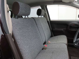 フロントシートはゆったりとしていて開放感があるベンチシートです。車内の移動も楽々です!狭い場所や駐車場で片側をギリギリに停めた際には便利ですよ!