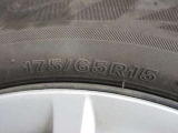 タイヤサイズは、175/65R15です。