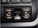 両側電動スライドドア付き。運転席の手元にあるので開閉ができて便利です。