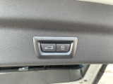 電動パワーゲートです。開閉がボタン1つで開け閉め行えます。また、状況に応じてのトランクハッチ開閉量を簡単に設定可能です。スマートオープナーも便利な機能です。ぜひお試しください。