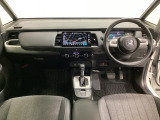 車内は光触媒抗菌消臭施工済です。スタイリッシュなデザインで暖かみのあるインパネ周りを演出します。グローブボックスやカップホルダーのほかにトレーなどたくさんの収納スペースが装備されています。