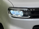 【LEDヘッドライト】悪天候や夜間走行時も良好な視界を確保し安心して運転できる高輝度LEDヘッドライトを装備!点灯速度が早く、消費電力も抑えられています。