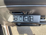 パワーウインド・電動格納付きドアミラースイッチは、ドアに集中☆