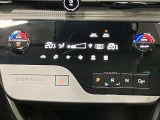 直線的で使いやすい、先進的なデザインのタッチパネル式オートエアコン!運転席、助手席、後席のトリプルゾーンで別々に温度設定ができるエアコン独立温度調整機能を搭載!