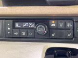 【オートエアコン】一度お好みの温度に設定すれば、車内の温度を検知し風量や温度を自動で調整。暑い&hellip;寒い&hellip;と何度もスイッチ操作をする必要はありません。快適な車内空間には必須の機能ですね♪