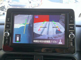 【アラウンドビューモニター】空から見下ろすような視点で、スムースな駐車と安全確認をサポートします。