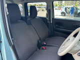 【フロントシート】高めのヒップポイントで見晴らしが良く、運転もしやすいですよ◎運転席アームレストがついているので長距離運転時の疲労軽減になりますよ◎