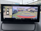 車両の前後左右にある4つのカメラを合成することで、まるでご自身のクルマを空から見ているような俯瞰での映像を映し出してくれます。バック時ももちろんのこと、前進時に視界の悪い交差点でも役に立ちますね。