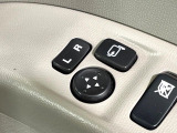 【電動格納ミラー】サイドミラーは電動格納式となっており、狭い駐車場でもキズがつくリスクを抑えられます。