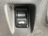 運転席側からトランクルームのドアを開けることができます