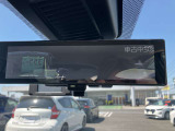 スマートルームミラー◆積載物などで、さえぎられがちなルームミラーの後方視界。車内状況に関わらず車両後方にあるカメラの映像をルームミラーに映し出します!もちろん夜や悪天降雨でもクリアな後方視界を確保!