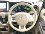 インテリアに合わせたデザインのステアリングは、運転される方のことも考え、運転しやすい形状、大きさです。是非一度、実際に触ってお確かめください。