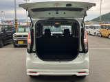 バックドアは上開き跳ね上げ式で、開口も広め!スムーズな荷物の出し入れでアウトドアも楽しくなりそう♪