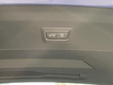 電動パワーゲートです。開閉がボタン1つで開け閉め行えます。また、状況に応じてのトランクハッチ開閉量を簡単に設定可能です。スマートオープナーも便利な機能です。ぜひお試しください。