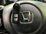 【Hondaスマートキー】カバンやポケットに入れたままでもドアの施錠・解錠が可能なスマートキーを装備。エンジンのオン・オフ時もカギを取り出す必要が無いからとっても便利です♪